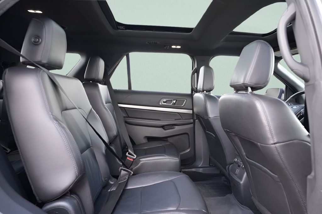 Used 2018 Ford Explorer XLT w/ Equipment Group 202A AWD/4WD image 16
