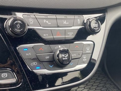 Used 2025 Chrysler Voyager LX image 21