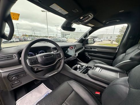 Used 2023 Jeep Wagoneer L Series II image 10