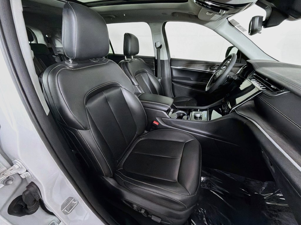 Used 2023 Jeep Grand Cherokee L Limited AWD/4WD image 30