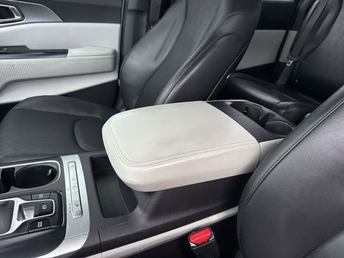 Used 2022 Kia Carnival LX FWD image 26