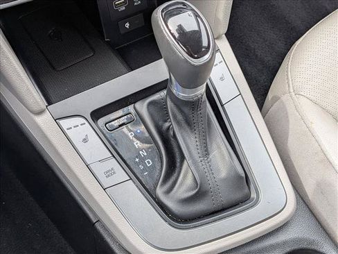 Used 2020 Hyundai Elantra Limited FWD image 16