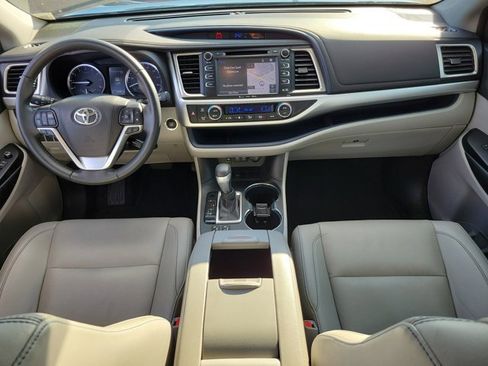 Used 2019 Toyota Highlander XLE image 2