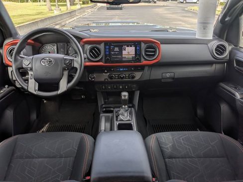 Used 2017 Toyota Tacoma TRD Sport image 15