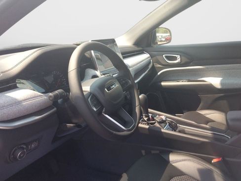 New 2025 Jeep Compass Latitude image 9