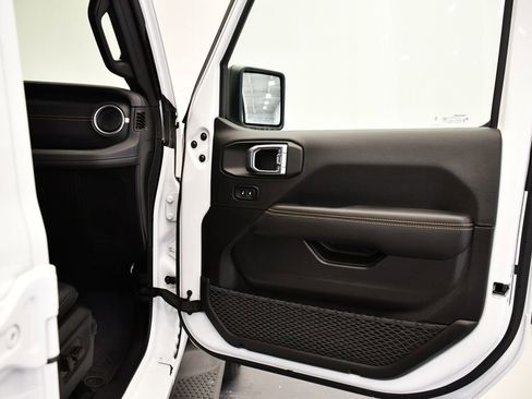 Used 2025 Jeep Wrangler Sahara image 40