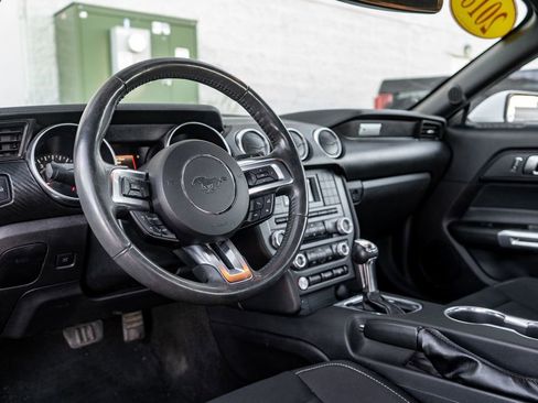 Used 2018 Ford Mustang Coupe RWD image 18
