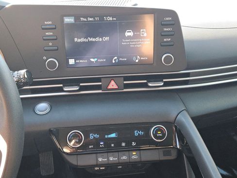 Used 2025 Hyundai Elantra Blue image 13