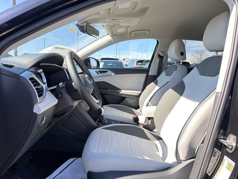 New 2026 Volkswagen Taos SE FWD image 11