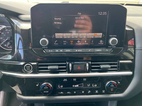 Used 2024 Nissan Pathfinder SV image 13