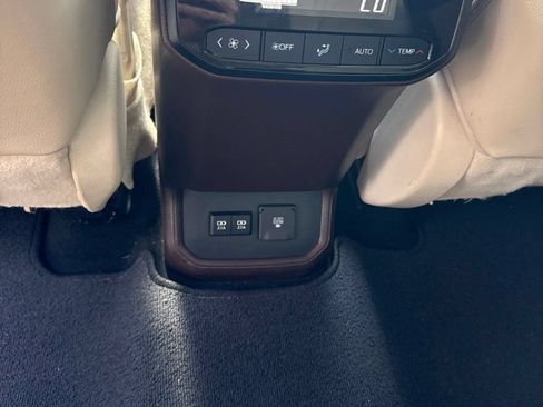 Used 2020 Toyota Highlander Limited FWD image 16