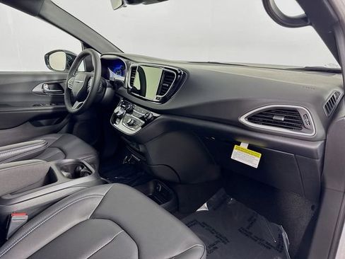 New 2026 Chrysler Voyager LX image 29