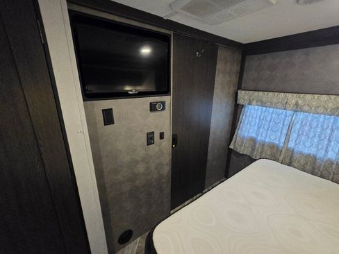 Used 2021 Ford E-450 and Econoline 450 Super Duty w/ Motorhome Prep Package image 16