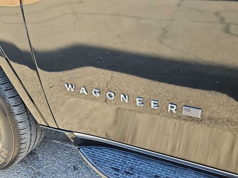 Used 2024 Jeep Wagoneer Series II w/ Flexible Seating Group AWD/4WD image 11