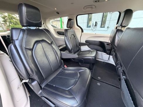 Used 2022 Chrysler Pacifica Touring-L FWD image 31