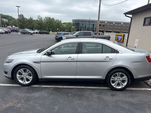 Used 2017 Ford Taurus SE FWD image 6