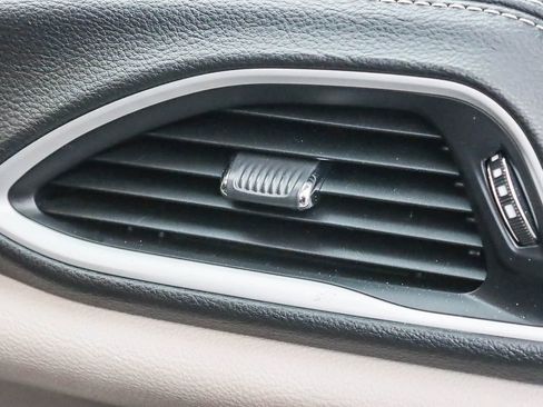 Used 2024 Chrysler Pacifica Select image 38