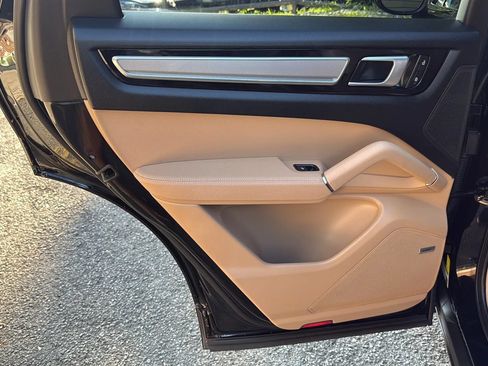 Used 2023 Porsche Cayenne Platinum Edition AWD/4WD image 15