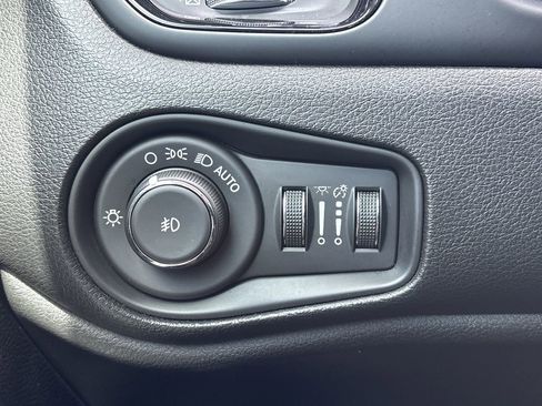 Used 2020 Jeep Renegade Altitude FWD image 23
