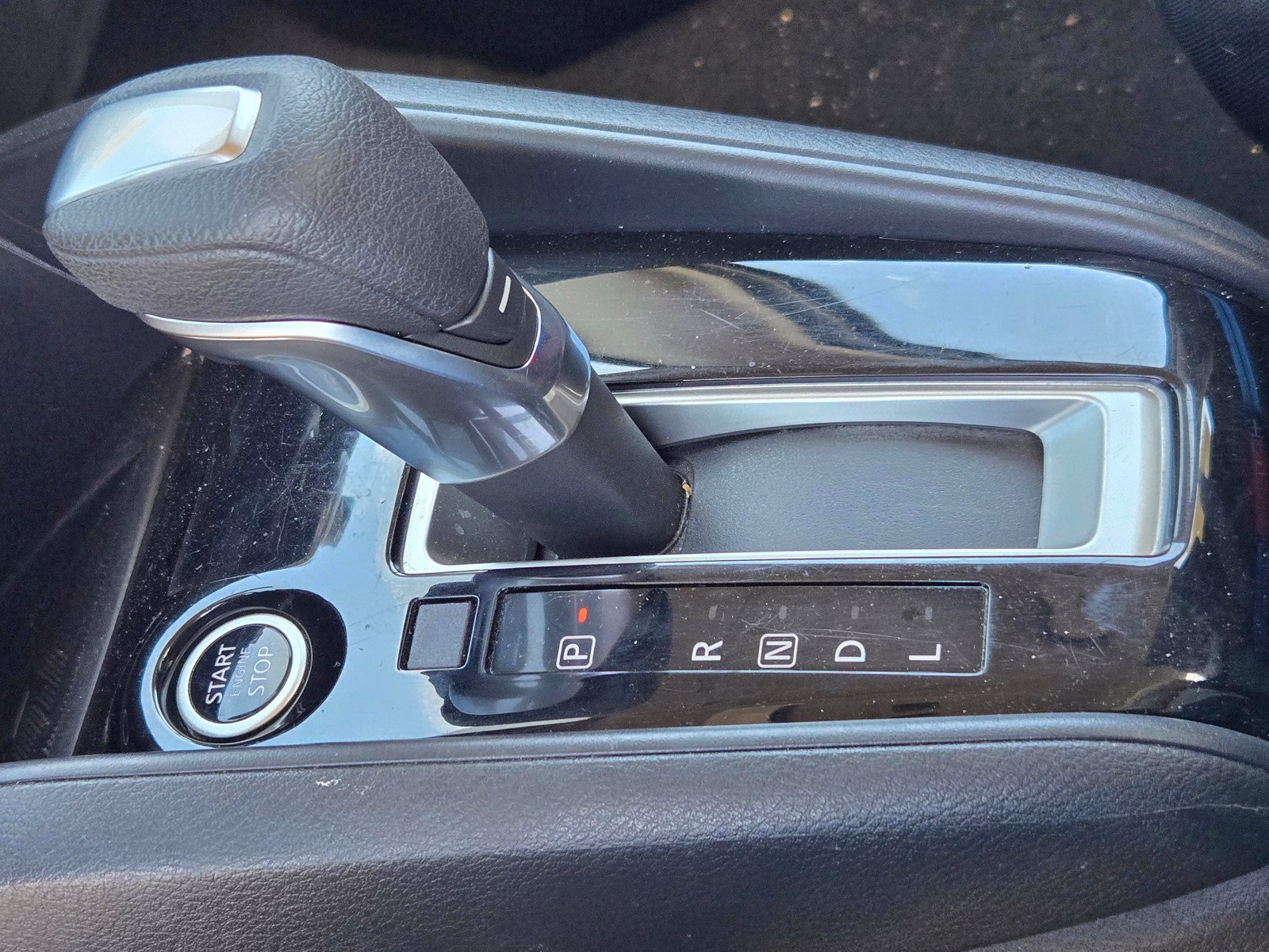 Used 2024 Nissan Versa SR FWD image 17