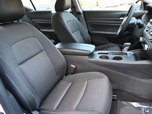 Used 2025 Nissan Altima 2.5 SV image 17