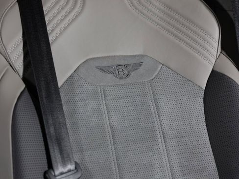 Used 2022 Bentley Bentayga image 36