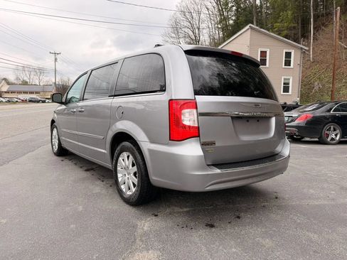 Used 2016 Chrysler Town & Country Touring FWD image 7