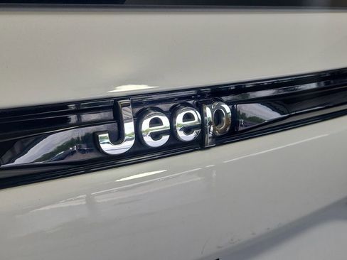 Used 2022 Jeep Grand Cherokee Limited image 8