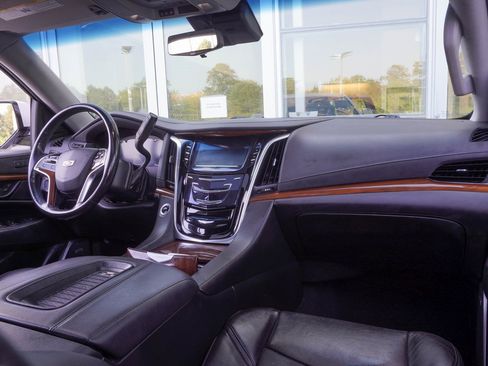 Used 2019 Cadillac Escalade ESV Premium Luxury image 15