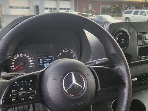Used 2021 Mercedes-Benz Sprinter 2500 image 8