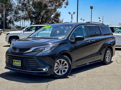 Used 2024 Toyota Sienna XLE FWD image 1
