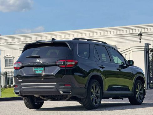 Used 2025 Honda Pilot Sport image 12
