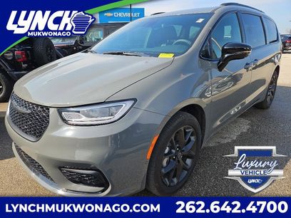 Used 2025 Chrysler Pacifica Limited w/ Uconnect Theater Family Group