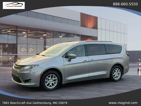 Used 2017 Chrysler Pacifica Touring-L FWD image 8