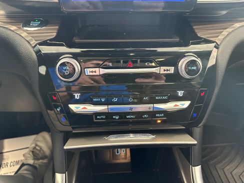 Used 2021 Ford Explorer Limited w/ Equipment Group 301A AWD/4WD image 22