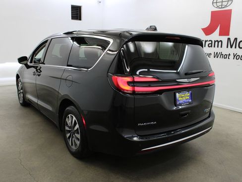 Used 2024 Chrysler Pacifica Limited FWD image 3