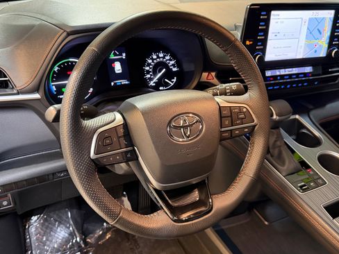 Used 2023 Toyota Sienna XSE FWD image 15