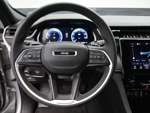 Used 2025 Jeep Grand Cherokee Laredo AWD/4WD image 12