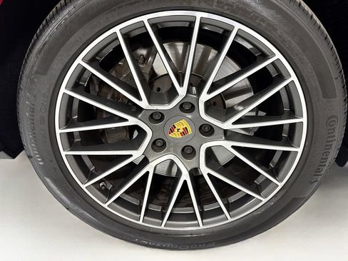 Used 2021 Porsche Cayenne AWD/4WD image 32