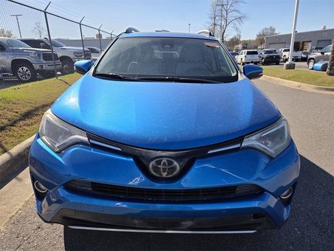 Used 2018 Toyota RAV4 XLE image 10