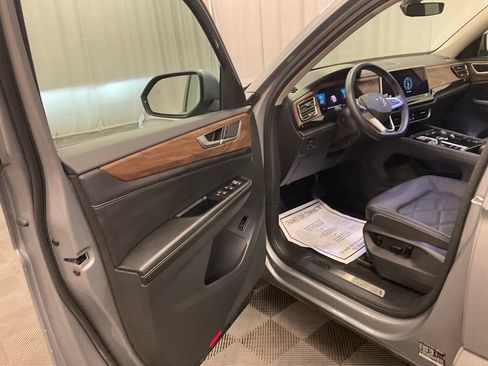 Used 2025 Volkswagen Atlas SE AWD/4WD image 4