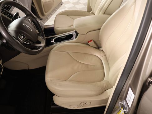 Used 2019 Lincoln MKC Reserve w/ MKC Technology Package FWD image 11