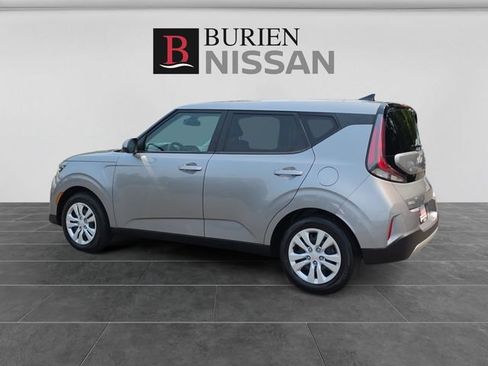 Used 2023 Kia Soul LX FWD image 3