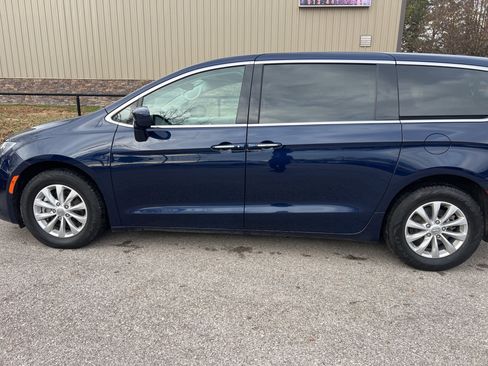 Used 2019 Chrysler Pacifica Touring Plus w/ Cold Weather Group image 9