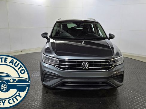 Used 2022 Volkswagen Tiguan SE w/ Panoramic Sunroof Package AWD/4WD image 2