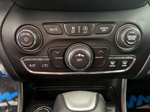 Used 2020 Jeep Cherokee Latitude AWD/4WD image 22