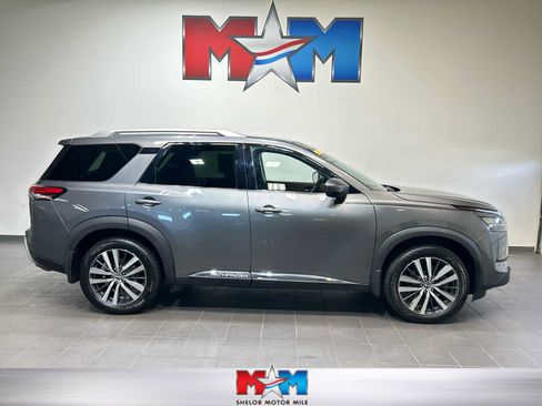 Used 2022 Nissan Pathfinder Platinum w/ Cargo Package AWD/4WD image 1