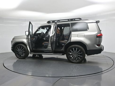 Used 2025 Lexus GX 550 w/ Accessory Package (2T) image 39