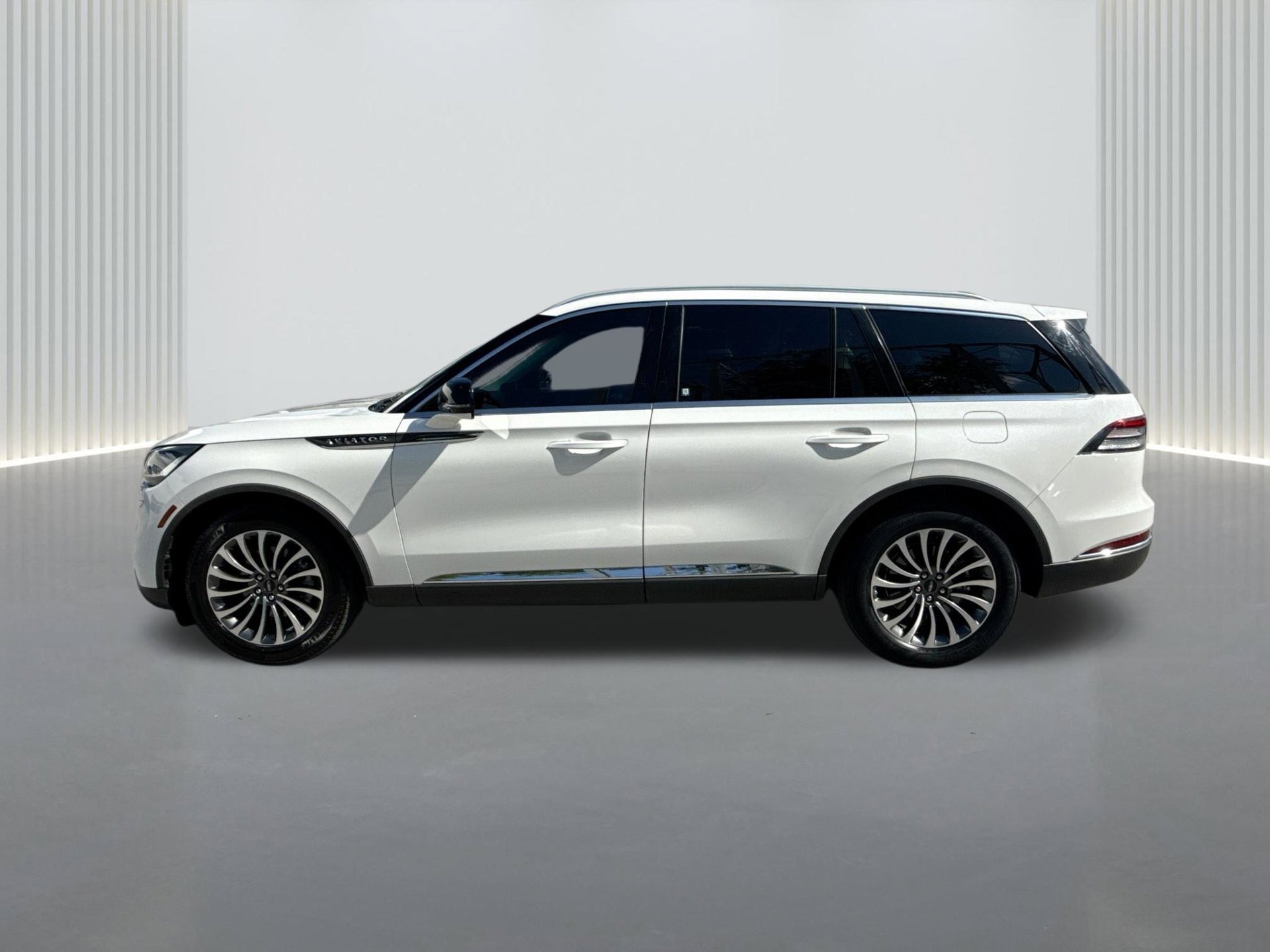 Used 2023 Lincoln Aviator 2WD w/ Premium Package image 2