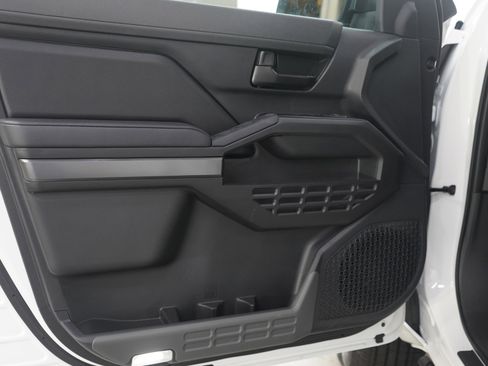 Certified 2025 Toyota Tacoma SR5 AWD/4WD image 19